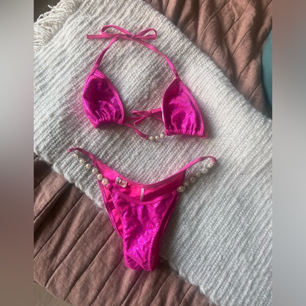 Bikini show bikini